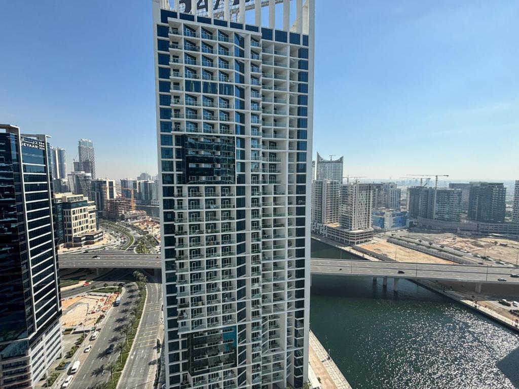 Deluxe Studio Business Bay - Canal View - Gym & Pool