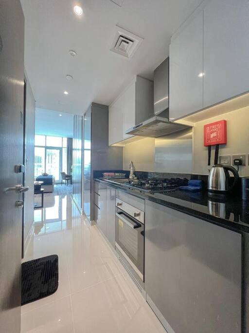 Deluxe Studio Business Bay - Canal View - Gym & Pool