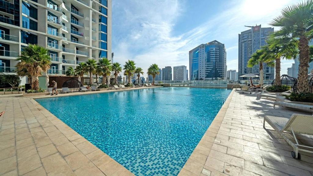 Deluxe Studio Business Bay - Canal View - Gym & Pool