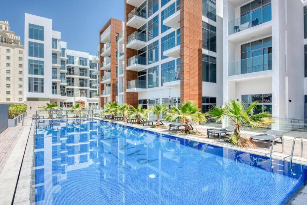 هتل سان اند سیوینگز! کامفی استودیو استی این جی وی سی - Sun and Savings! Comfy Studio Stay in JVC