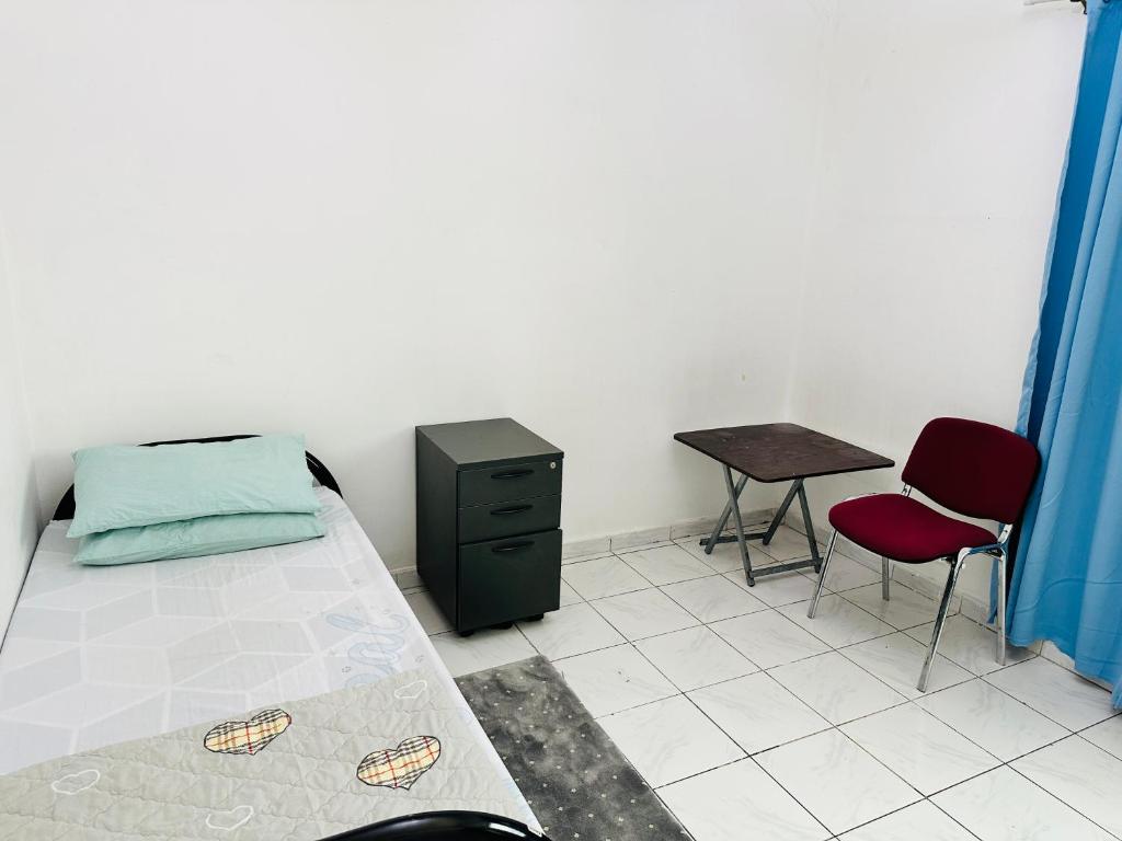 هتل بویز روم ویت شرینگ واشرومز Boys room with sharing washrooms