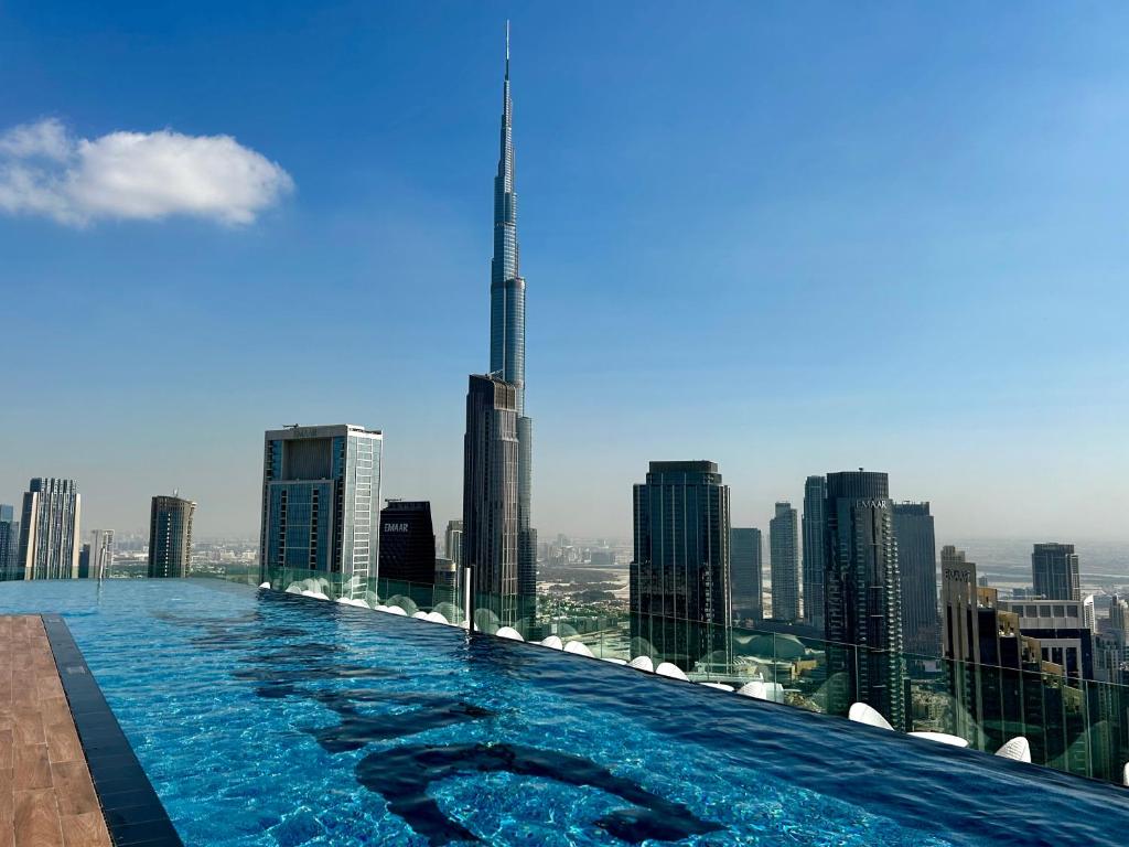هتل برج خلیفه ویوز 2 بی آر ویت اینفینیتی پول داون تاون - Burj Khalifa Views 2BR with Infinity Pool Downtown