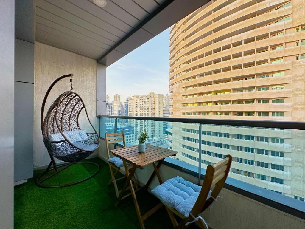 هتل 35 درصد آف در تاپ ویو استودیو با بالکن در مارینا - 35% OFF in Top View Studio w/ Balcony in Marina