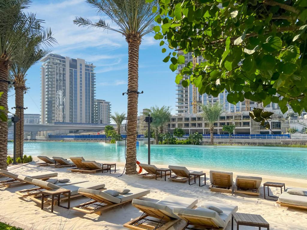 هتل فام لیوینگ - ویدا رزیدنسز استایلیش 2BR کریکفرنت چرم - FAM Living - Vida Residences Stylish 2BR Creekfront Charm