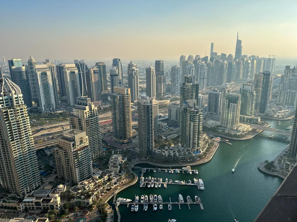 هتل لاکچری 2 بدم روم آپارتمان ویت فول مارینا ویو اند سیتی اسکای لاین - Luxury 2 Bedroom Apartment with Full Marina View and City Skyline