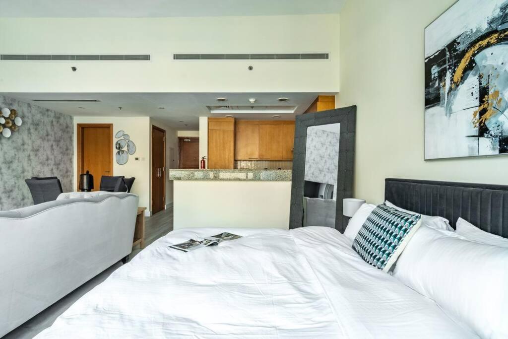 هتل شیک استودیو ات بی اسکوئر ویت برج خلیفه ویوز - Chic Studio at Bay Square with Burj Khalifa Views