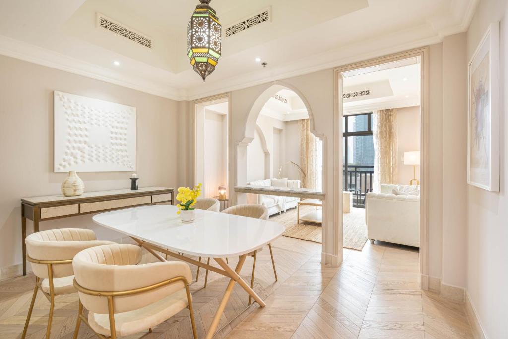 هتل آپگریدد هوم ویت دایرکت دبی مال اکسس - Upgraded Home with Direct Dubai Mall Access