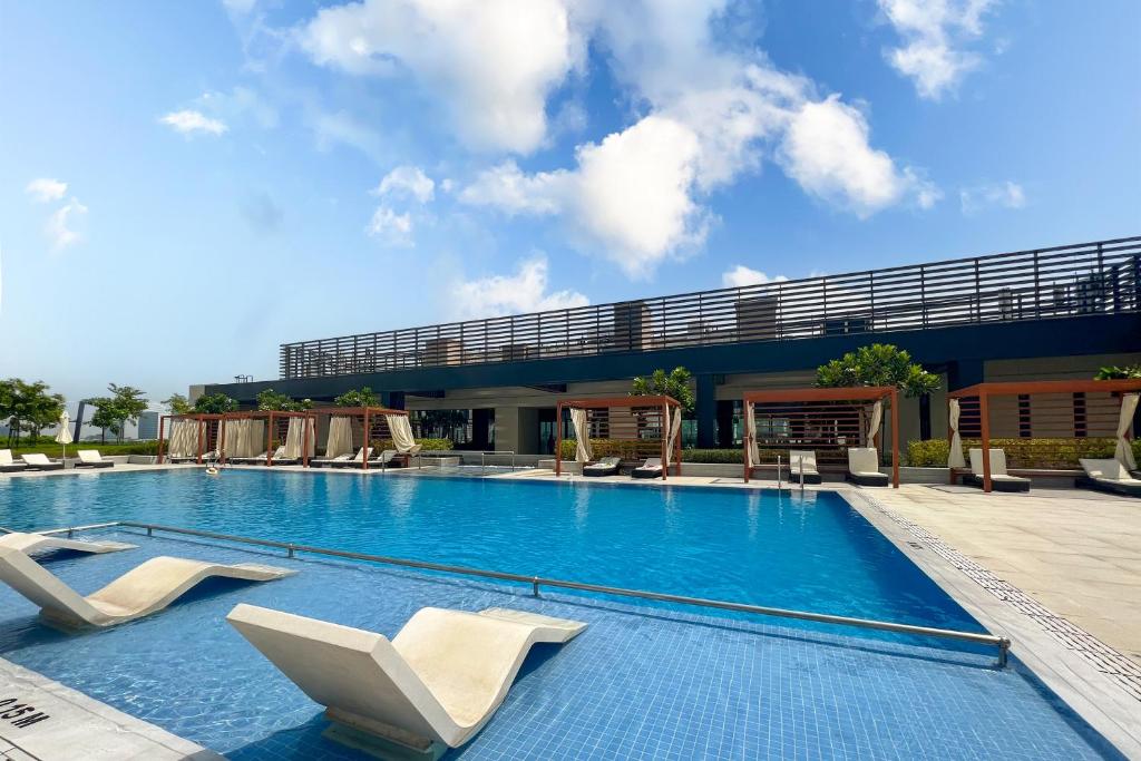 هتل فام لیوینگ - واترساید ترانکویلیتی: 1 بیدروم این کریک هاربر - FAM Living - Waterside Tranquility: 1 Bedroom in Creek Harbor