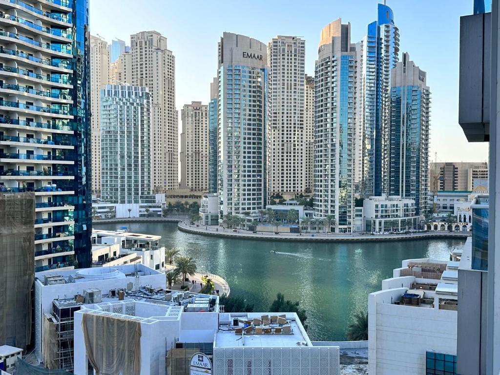هتل استی این هارت اف دبی مارینا واک تو جی بی آر بیچ - Stay in heart of Dubai Marina walk to JBR beach