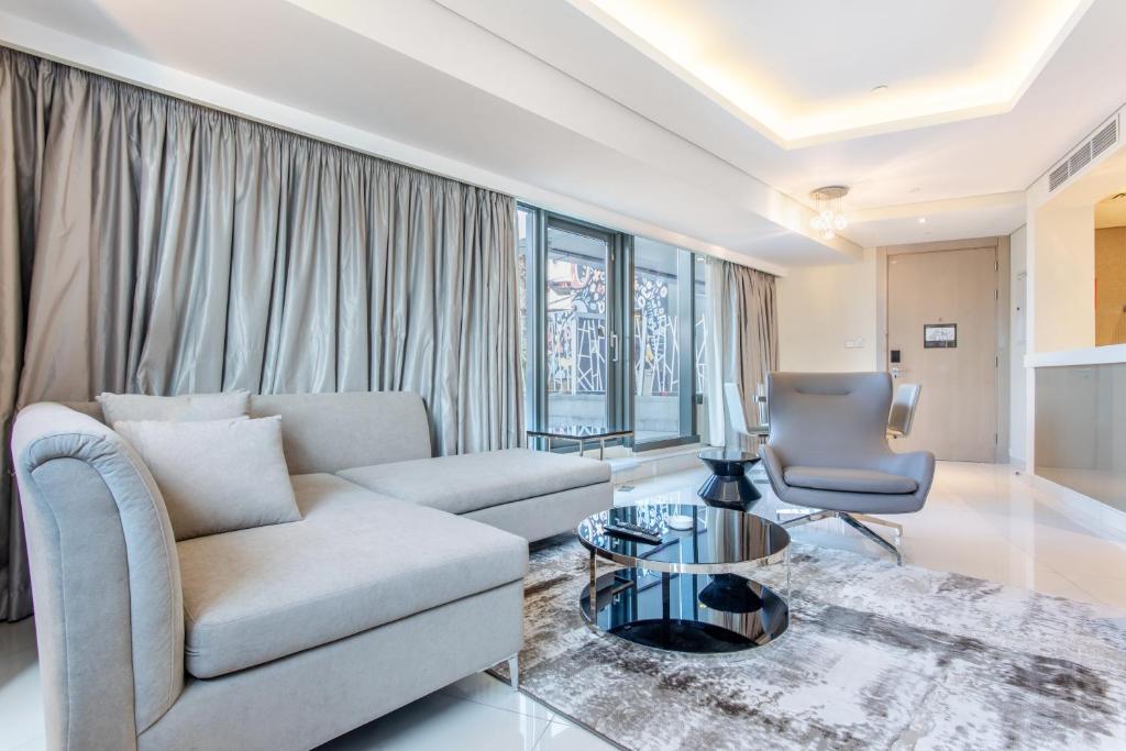 هتل وی هاست - سوفیستیکیتد 2 بی آر ویت لارج پرایوت تراس اند دایرکت پول اکسس - WeHost - Sophisticated 2BR With Large Private Terrace & Direct Pool Access