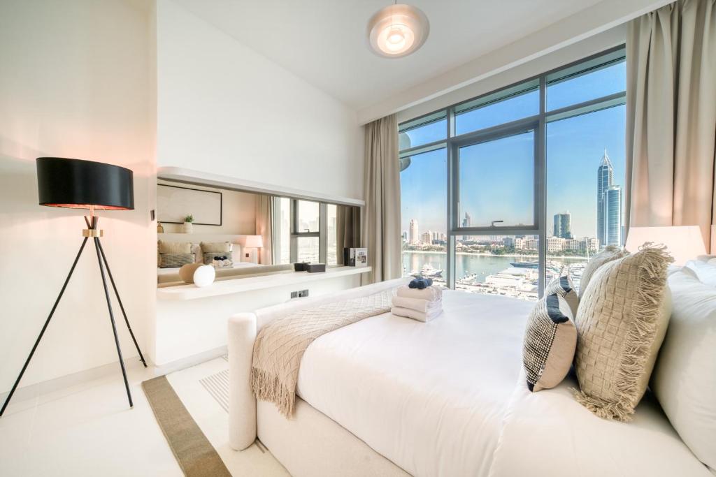 هتل سی ساید اسپلندور: لوکس ریتریت ات امار بیچ فرانت - Seaside Splendor: Luxe Retreat at Emaar Beachfront