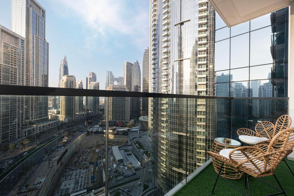 هتل مگنیفیسنت 2 بی آر وید آ سسینیک بولوار ویو - Magnificent 2BR with a Scenic Boulevard View