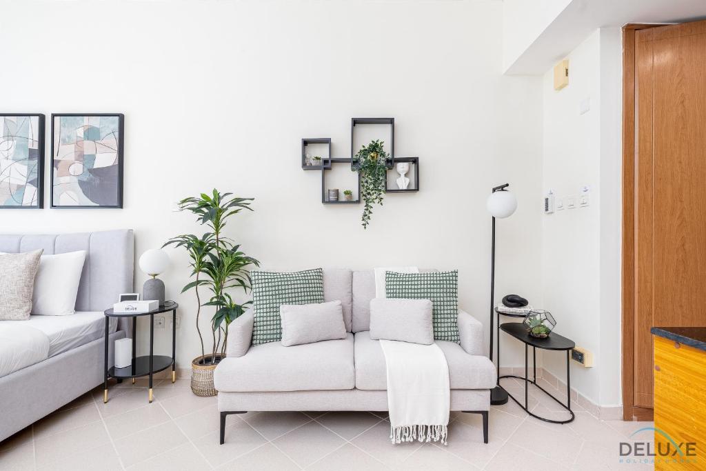 هتل کامفورتبل استودیو ات lago vista ای دبی پروداکشن سیتی بای دلاکس هالیدی هومز - Comfortable Studio at Lago Vista A Dubai Production City by Deluxe Holiday Homes