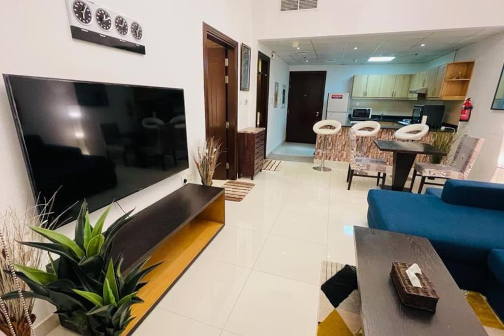 هتل پاش 1 بی اچ کی آپارتمان ویت پول اند جیم - Posh 1 BHK Apartment with Pool & Gym