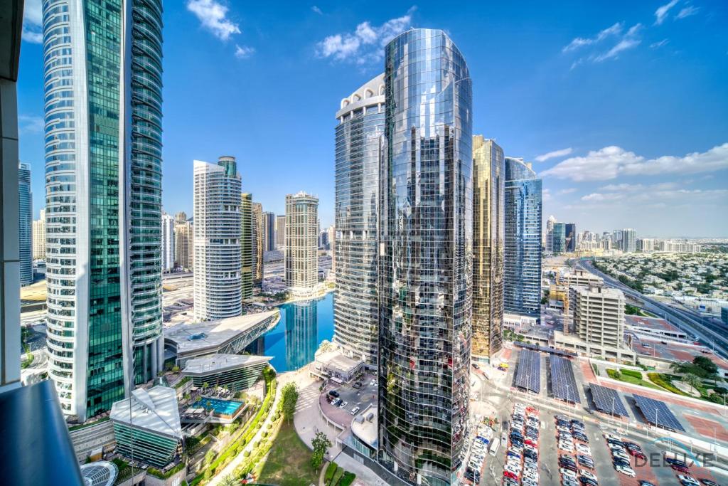 هتل وگوئیş 1BR در بونینگتون جمیرا لیک تاورز بای دلاکس هالیدی هومز - Voguish 1BR at Bonnington Jumeirah Lake Towers by Deluxe Holiday Homes