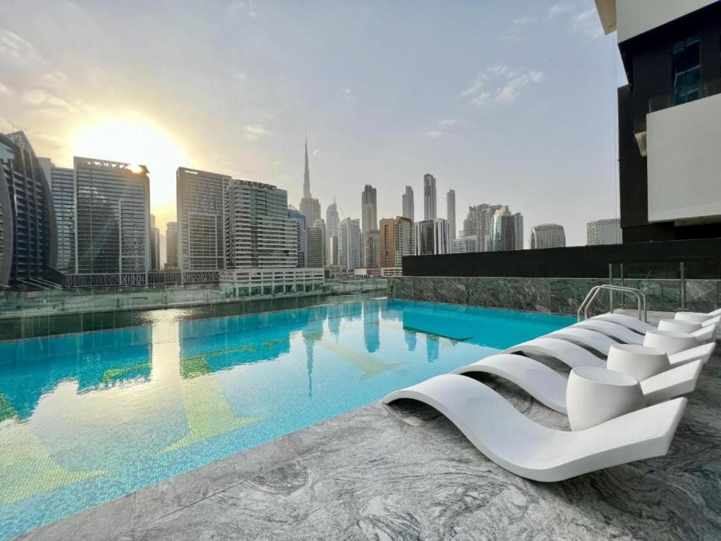 هتل وایت اند گلد استودیو آپارتمان این بینگاتّی کانال ویت پول - White and gold studio apartment in Binghatti Canal whit pool