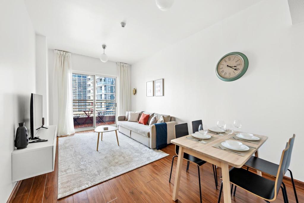 هتل استون تری - فرنسد 1BR این JLT وید لیک ویو - StoneTree - Furnished 1BR in JLT with Lake View