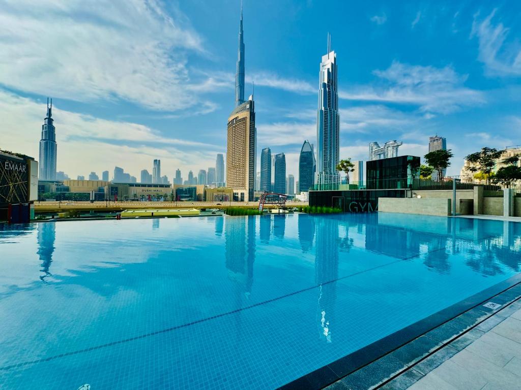 هتل شیک 2-بی آر آپت ویت برج ویوز ات داونتاون ویوز 2 , دایرکت دوبی مال اکسس - Chic 2-BR Apt with Burj Views At Downtown Views II , Direct Dubai Mall Access