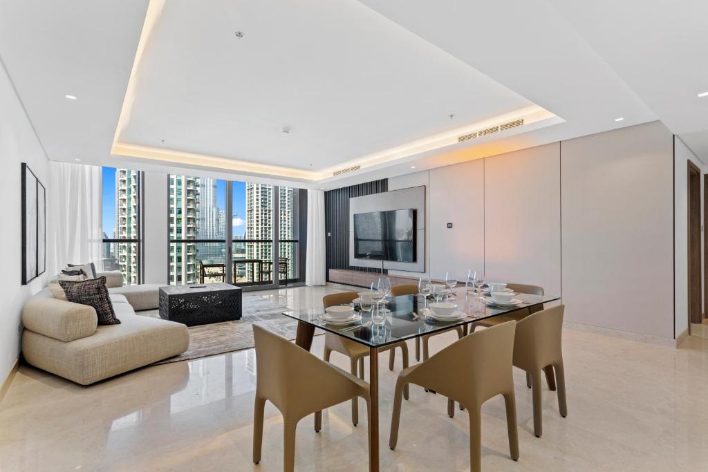هتل آیکونیک برج خلیفه ویو 3 بدم روم این سالنینگ - Iconic Burj Khalifa view 3 bedroom in The Sterling