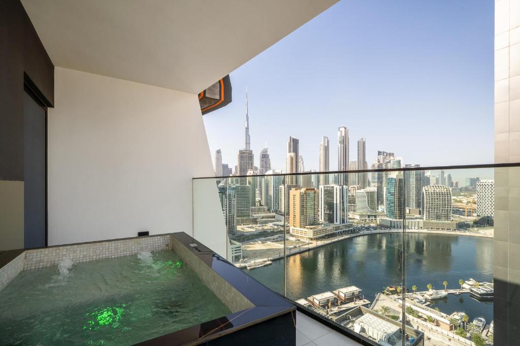 هتل اَل‌اچ ویکِی - کانَال ویو 2 بِد‌روومز ویت پرایوت جَکوزی - ALH Vacay - Canal View 2 Bedrooms with Private Jacuzzi