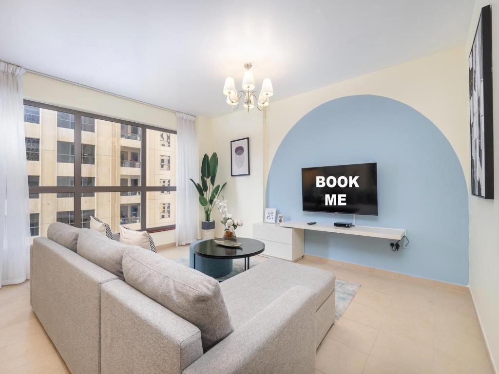هتل 3BR سیتی ویو این جی بی آر پارکینگ پول بای بل ویلا - 3BR City View in JBR Parking Pool by Belvilla