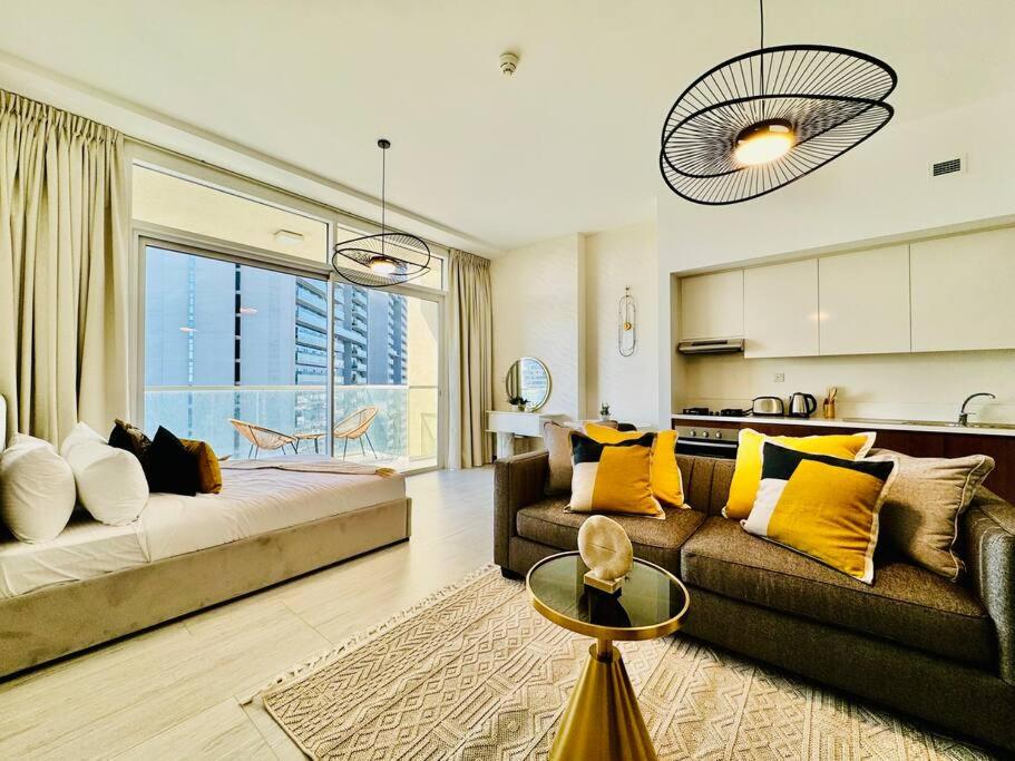 هتل شیک آپت همینی تاور، جی وی سی بریت ویت پول ویو - Chic Apt Hameni Tower, JVC Bright with Pool View