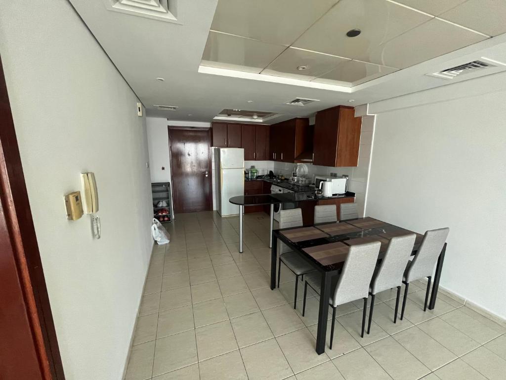 هتل کوزی 1-br آپارتمان این جی ال تی نییر دی ام سی سی مترو - Cozy 1-br apartment in JLT near DMCC Metro