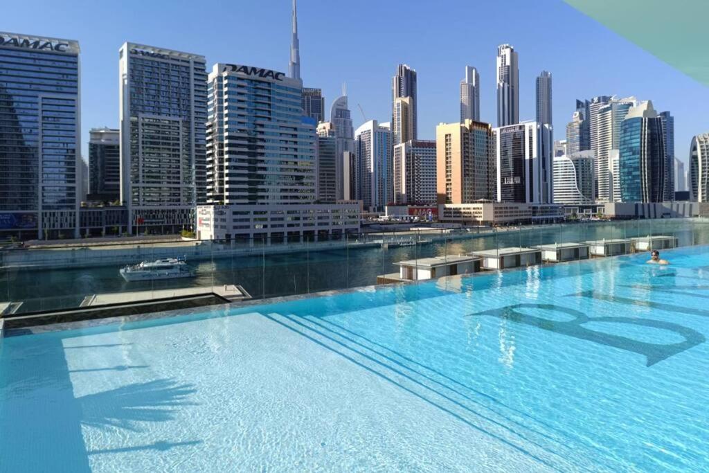هتل وان بی آر کانال ویو تن مینت تو دبی مال و برژ - 1BR Canal View 10 min to Dubai Mall & Burj