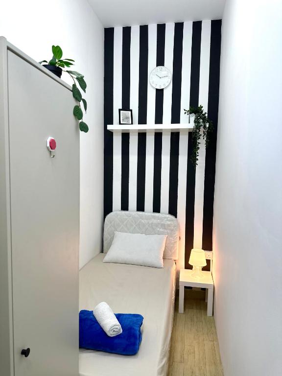 هتل استرایپد پارتیشن روم این برشا 1 نیار مال آف د امارات - Striped Partition Room in Barsha 1 Near Mall of the Emirates