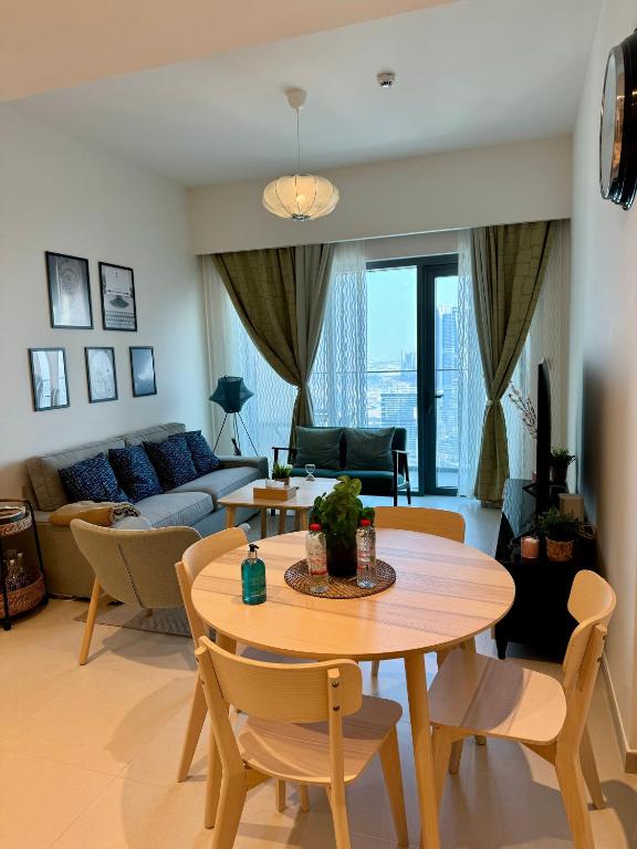 هتل 1-بِد، 2 مین تو بُرج خلیفه، کَنال اند کریک ویو! - 1-Bed,2 Min to Burj Khalifa, Canal & creek View!
