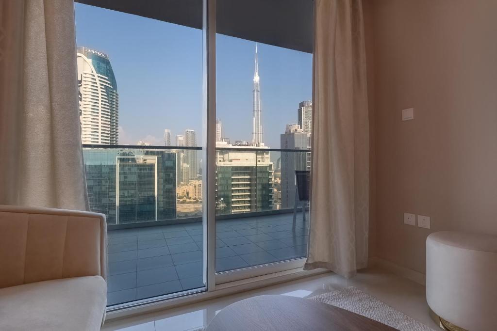 هتل استایلیش های فلو آپارتمان ویت برج ویو - Stylish high floor apartment with Burj View