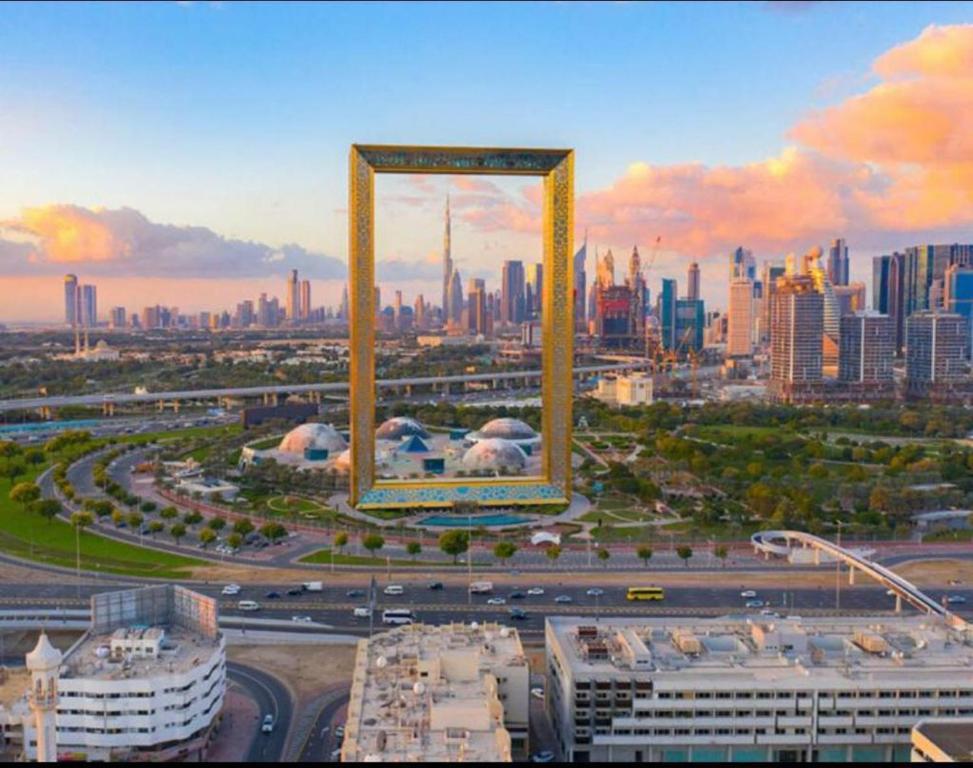هتل سوپرب لافت این ده سنتر اف سیتی وید برج خلیفه ویو - Superb Loft In The Center Of city with Burj Khaifa view