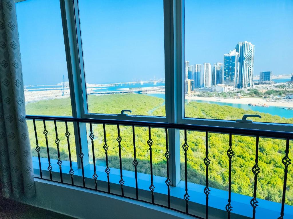 هتل هیوج واتر فرانت وان بی آر آپت ویت تو Sofa Beds پلاس کینگ Bed این الریم آیلند - Huge water front 1BR Apt with 2 Sofa Beds+King Bed in Alreem Island