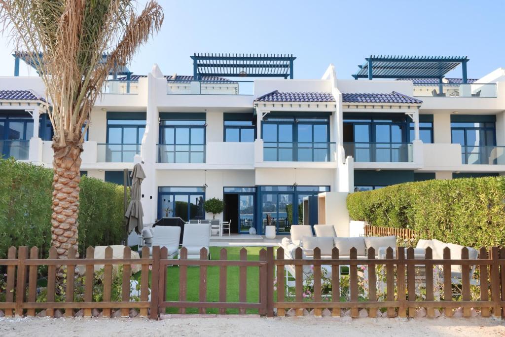 هتل لیوان‌بی‌ان‌بی - بیچ‌فرانت 4+1 ویلا این پالمارزیدنسز Livbnb - Beachfront 4+1 Villa in Palma Residences