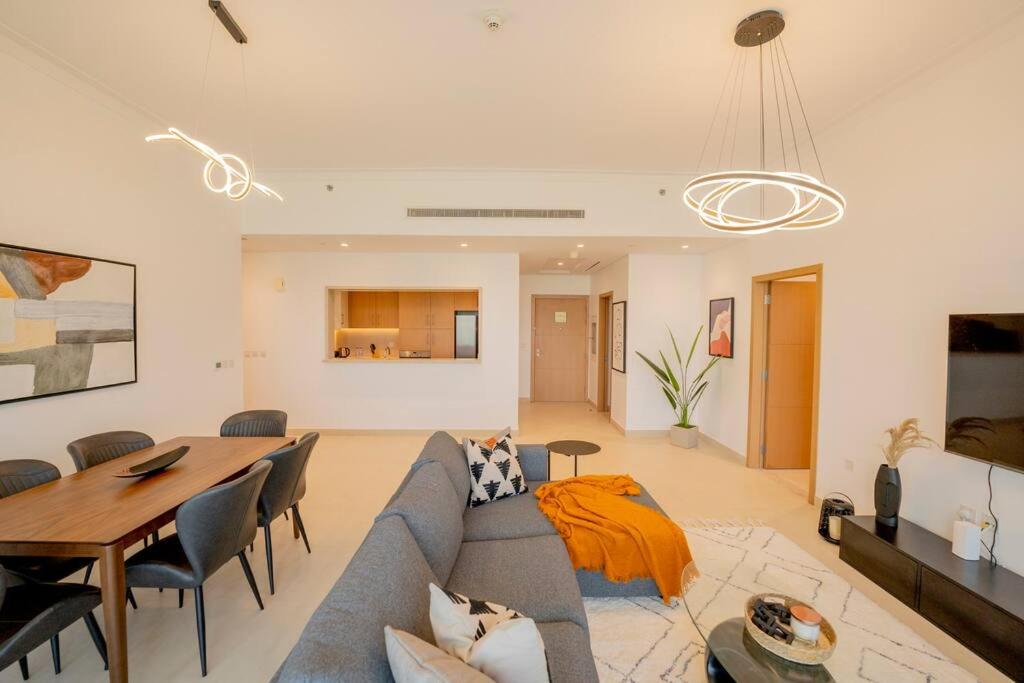 هتل لاکس گلف ویوز 3 بی آر این امارات هیلز - Lux Golf Views 3 BR in Emirates Hills