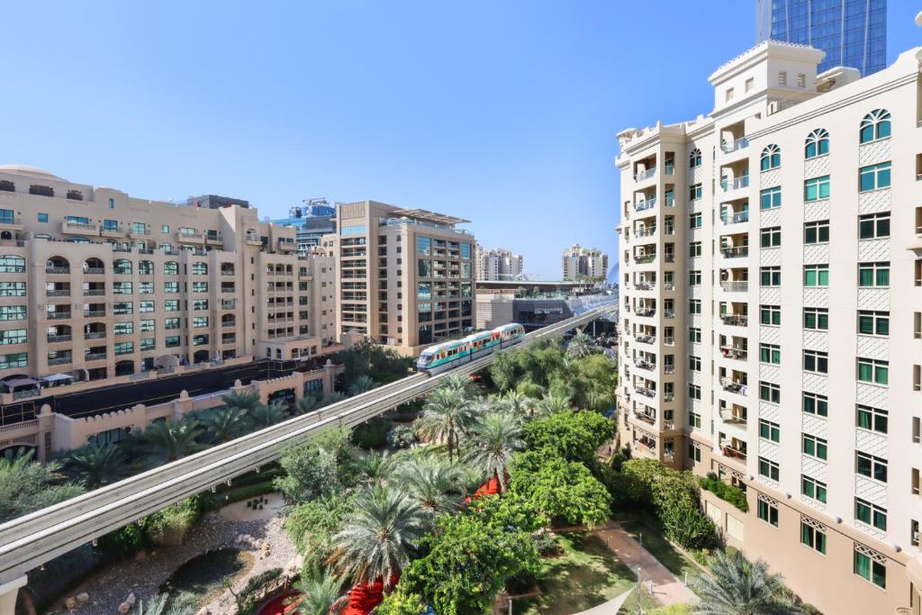 هتل اسپیشس 1 بی آر این شوارلین نیر پالم مال - Spacious 1 BR in Shoreline Near Palm Mall