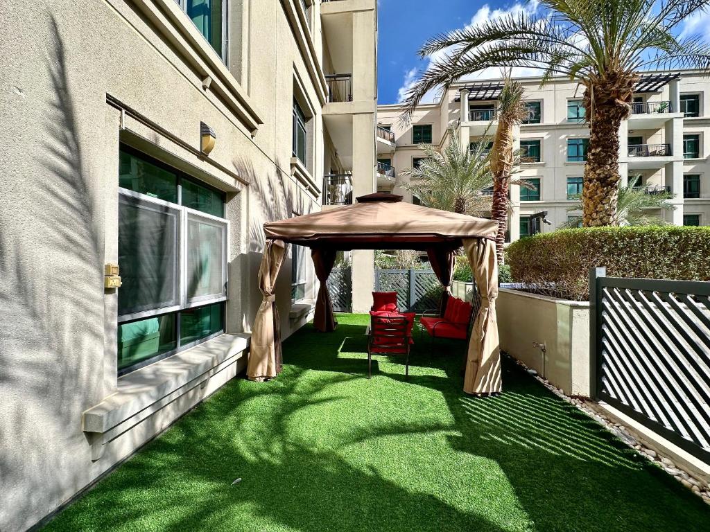 هتل لاکس بی ان بی تراوو تاور آی پرایوت گاردن آی لیک ویو - Lux BnB Travo Tower I Private Garden I Lake View