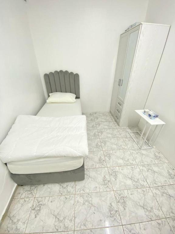 هتل سینگل بد هاستد بای دینار آپارتمنتس - Single bed hosted by dinar apartments