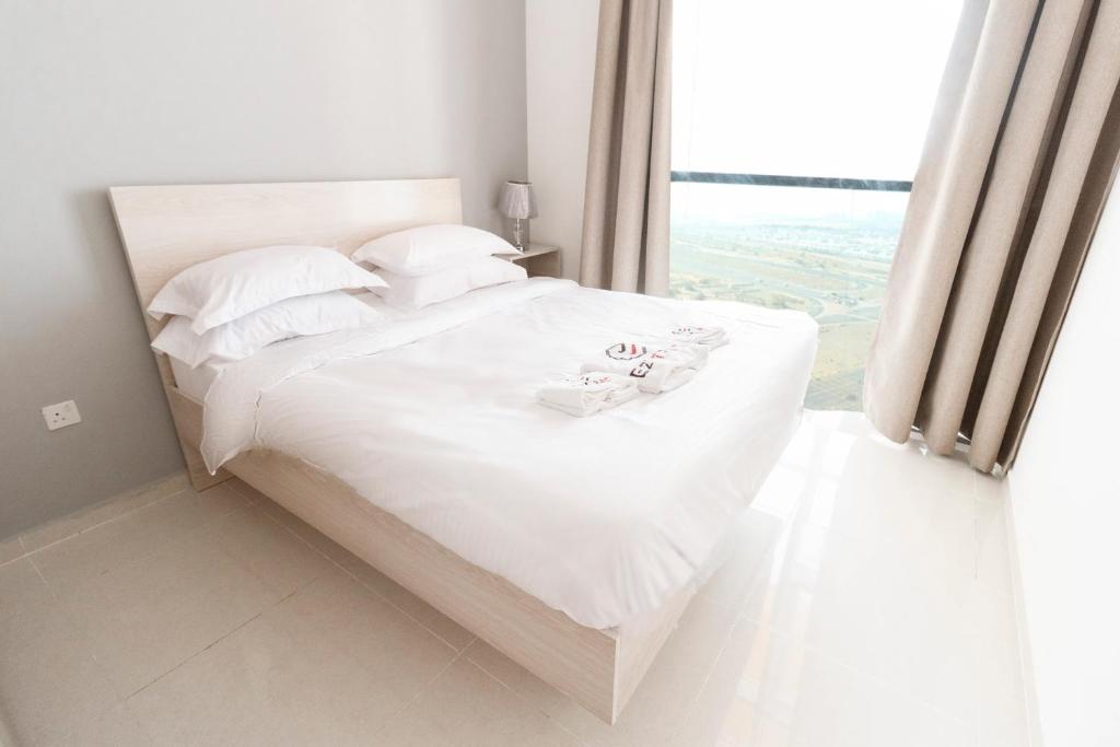 هتل وان BEDROOM آپارتمان این دبی - دماک هیلز - ایزی‌ترک وکیشن هومز - One Bedroom Apartment in Dubai - Damac Hills - Ezytrac Vacation Homes