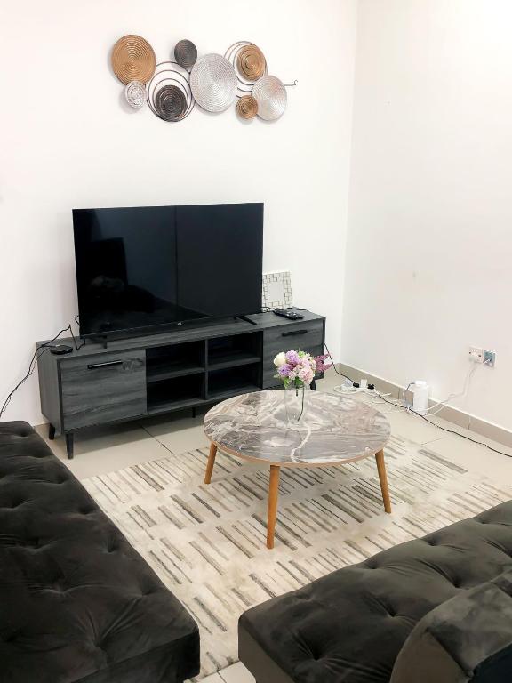 هتل دوبی مارینا اسپیشس وان بیدروم آپارتمان - فیو استپس تو دوبی ترم اند لیک ساید - Dubai Marina SPECIOUS One bedroom apartment - few steps to Dubai tram and lake side