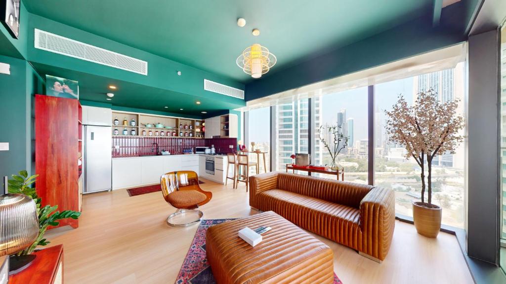 هتل آرتیستیک جان اند یوکو ریتریتی در داون‌تاون دبی - انواینید وید الیگانس - Artistic John & Yoko Retreat in Downtown Dubai - Unwind with Elegance