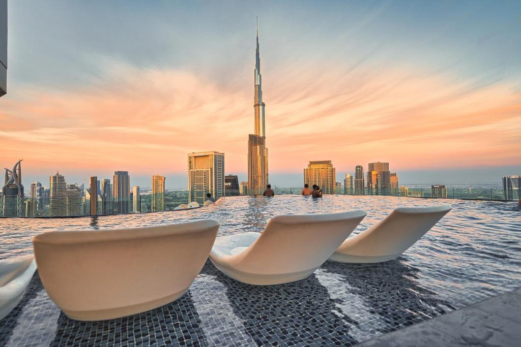 هتل مَجیکَل روفتاپ پوول این داون‌تاون دُبی وِد بُرج خلیفه اند سی ویو! - Magical Rooftop Pool In Downtown Dubai With Burj Khalifa & Sea View!