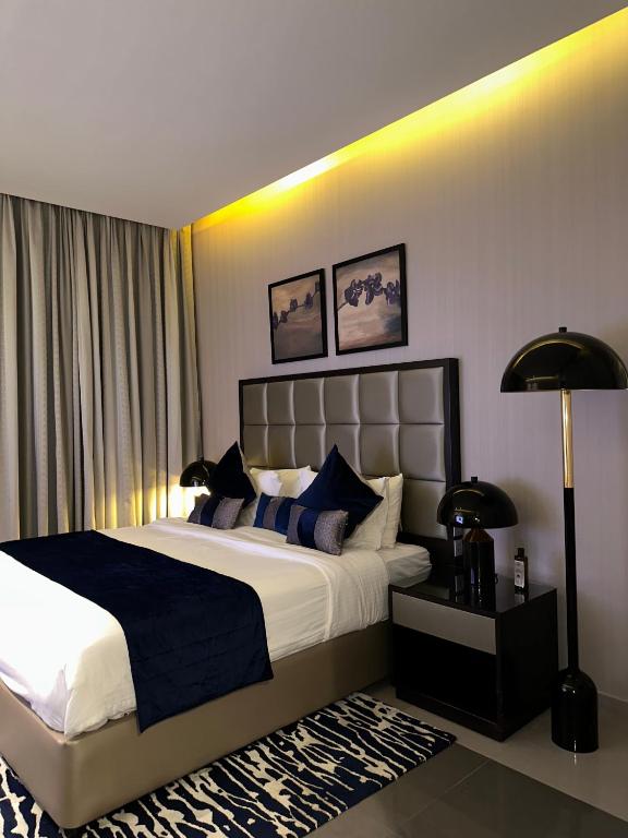هتل نایس استودیو ویت بُرج خلیفه اند کانال ویو - Nice Studio with Burj Khalifa & Canal View