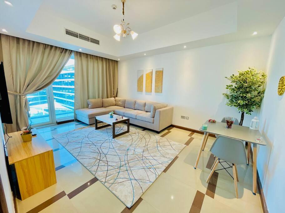 هتل نیو لی فرنشد وان بی آر فول آپت - Newly Furnished 1 BR Full Apt