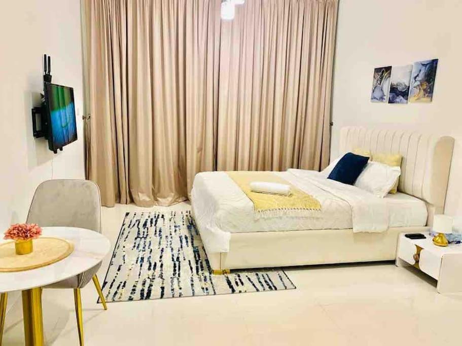 هتل لاکچری استودیو: الیت استیکیشن - Luxury Studio: Elite Staycation