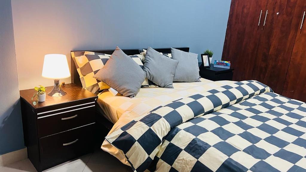 هتل بیوتیفول بیدروم این دبی مارینا نییر بلو واتر - Beautiful Bedroom in Dubai Marina Near Blue water