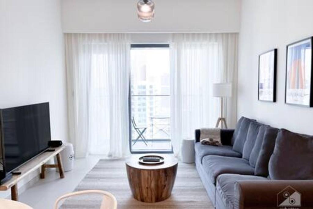 هتل برج رویال مدرن الگانت 1بد روم ویت بالکنی - Burj Royale Modern Elegant 1bedroom with Balcony