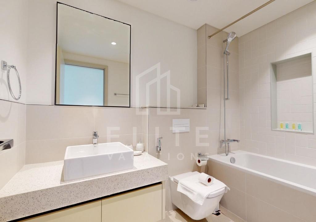 هتل اکسپشنال 4-bed ویت مارینا اند بیچ ویوز! - Exceptional 4 Bed with Marina and Beach Views!