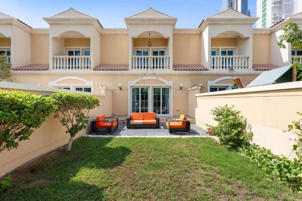 هتل اسپیسیس 4 اسلیپر ویلا، جی‌وی‌سی Spacious 4 sleeper Villa, JVC