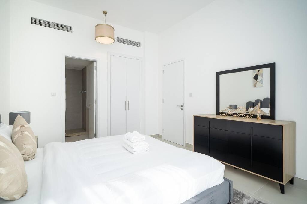 هتل استون تری - فرنیشد ۲ بی آر ویت فلور-تو-سیلینگ ویندوء - StoneTree - Furnished 2BR with floor-to-ceiling window